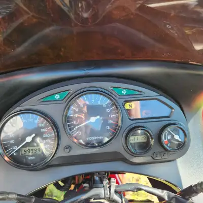 99999 km Toujours été bien entrerenu En parfait état Toujours été immatriculé Pouvez faire un essai...