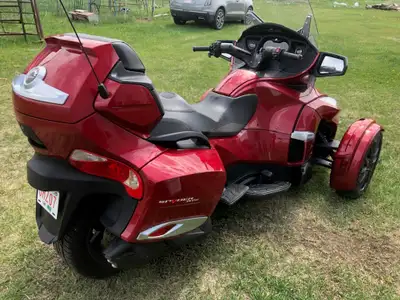 Red 2015 Spyder Can Am 3808km - 1300cc Very good shape, stored in shed Can tow a trailer Selling bec...