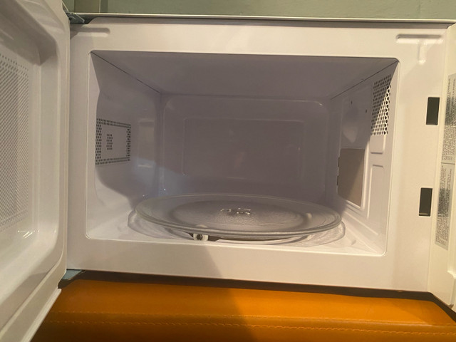 Brand New! Danby 0.7 cu. ft. Countertop Microwave in White in Microwaves & Cookers in City of Toronto - Image 2
