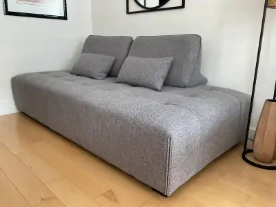 Divan Facette acheté au prix de 1995 $ à la Galerie du Meuble en 2023. Divan de qualité, jamais serv...