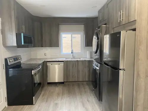 À loué 41/2 métro jolicoeur haut duplex rénové deux chambres fermées balcon avant et arrière inclus...