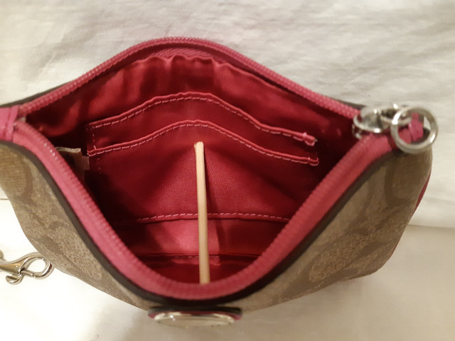 Women's New Small Coach Brown/Taupe/Rose Wristlet/Change Purse in Women's - Bags & Wallets in City of Halifax - Image 4