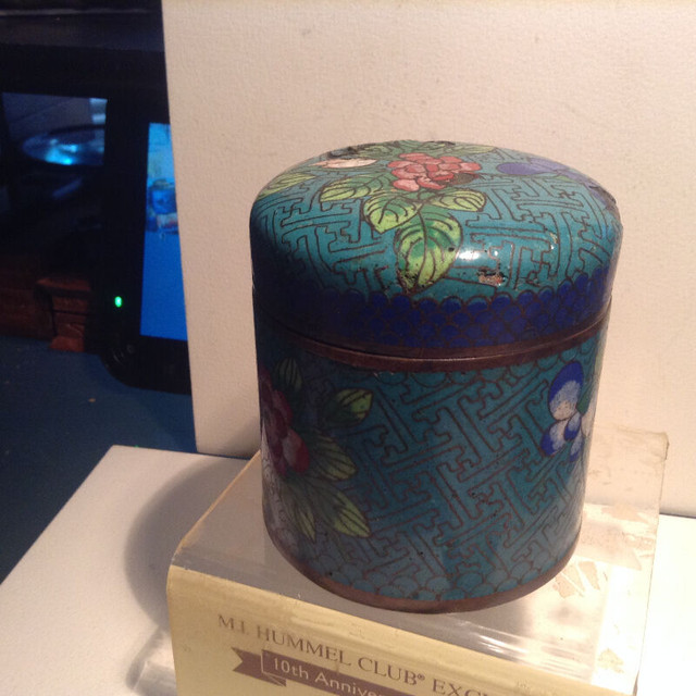Antiques Chinese Cloisonné Enamel Jar Urn Flower w/Lid in Arts & Collectibles in Vancouver