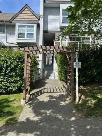 2 Bedroom/2 Bath Townhouse Burnaby Heights Available June 1st • Recently renovated 2022 • Over 900 s...