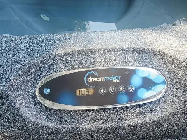 Dreamaker Big EZ Hot Tub plug and play in Hot Tubs & Pools in Cambridge - Image 4