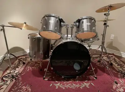 Pearl Forum drum kit, View more