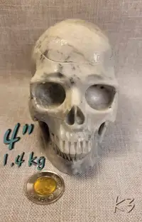 Crâne Skullis 4" howlite naturelle 1.4kg howlite skull.