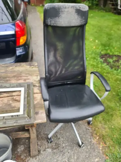Free stuff! Furniture, building materials and housewares. 19 PLAXTON DRIVE - EAST YORK Check photos...