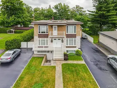 Situé dans un quartier calme et familial de Saint-Jérôme, à proximité des écoles, du cégep, de plusi...