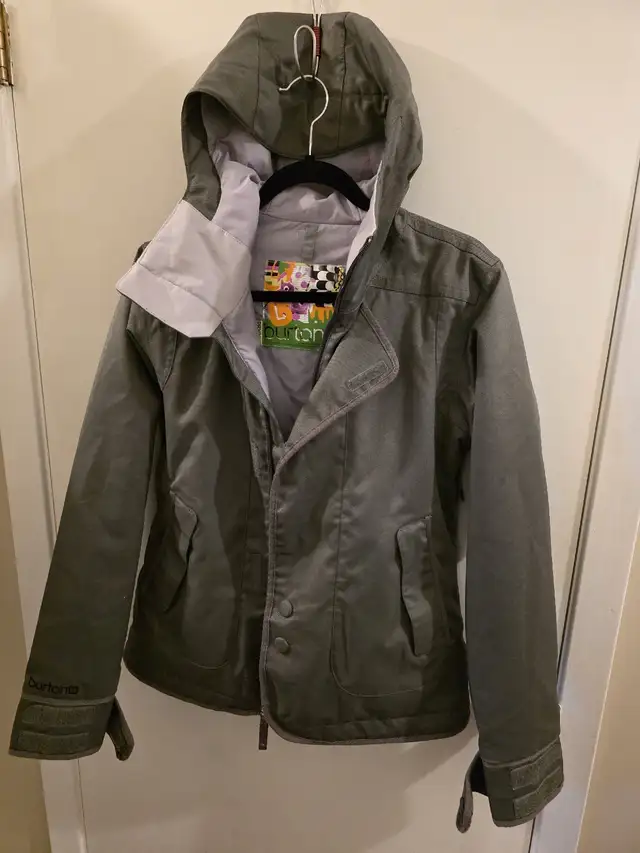 Burton Snowboard/ Ski  jacket  womans small in Women's - Tops & Outerwear in Edmonton - Image 3