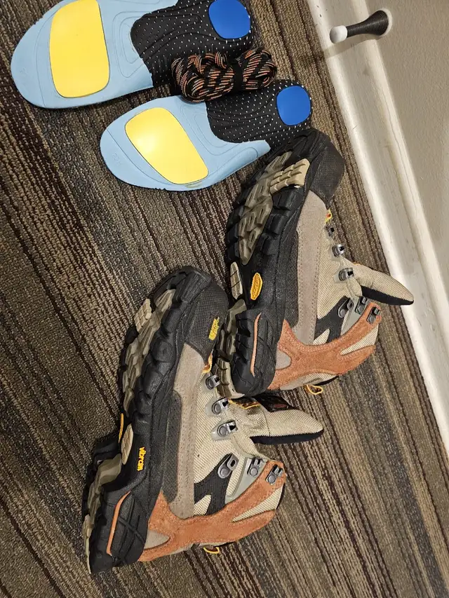 The North Face Dhaulagiri GTX Women's sz 7 in Women's - Shoes in Edmonton - Image 9