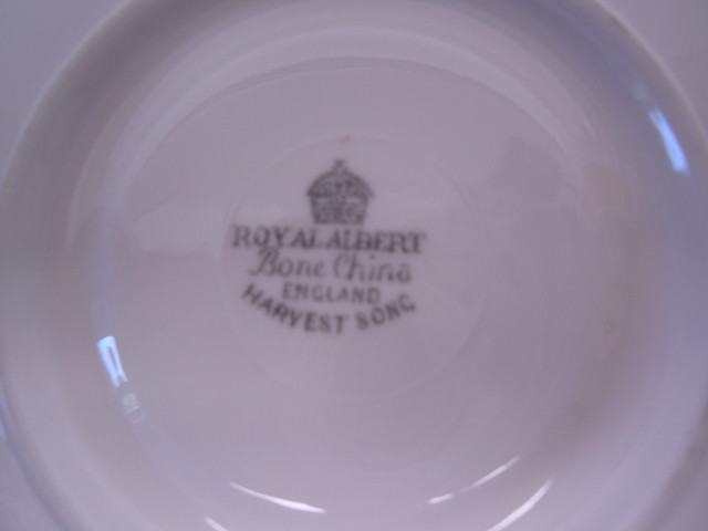 VTG footed Royal Albert “Harvest Song” Cup & Saucer in Arts & Collectibles in Dartmouth - Image 4