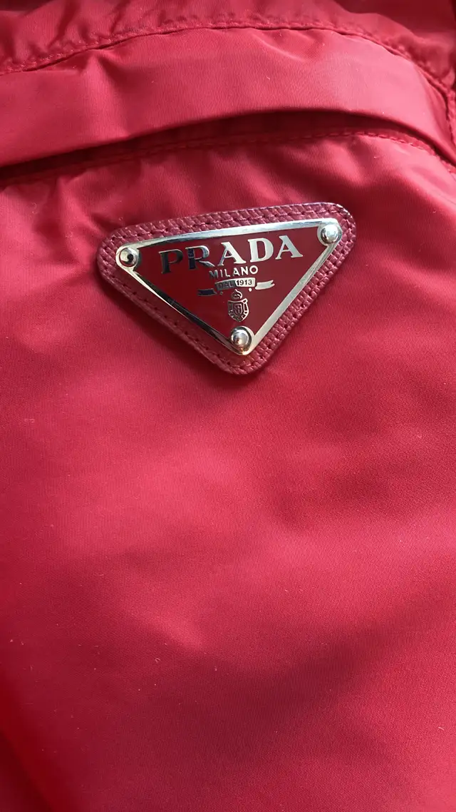 Prada Veste Rouge Windbreaker in Men's in Mississauga / Peel Region - Image 10