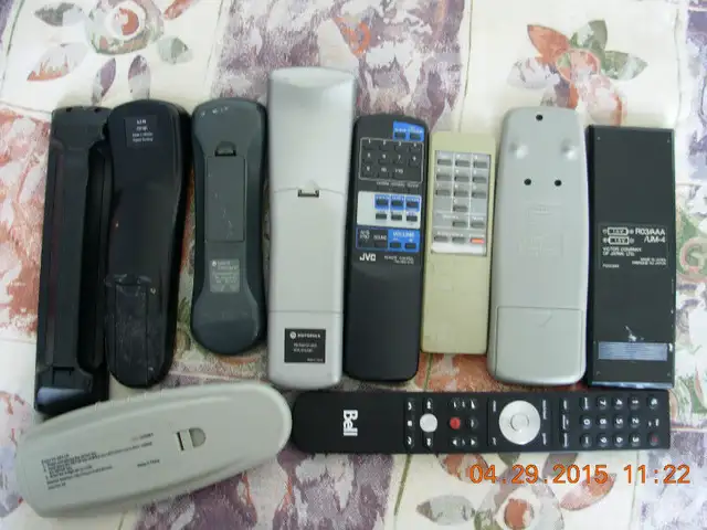 6 telecommandes/remotes TV/VCR,Hitachi,JVC,Star Choice in General Electronics in City of Montréal - Image 3