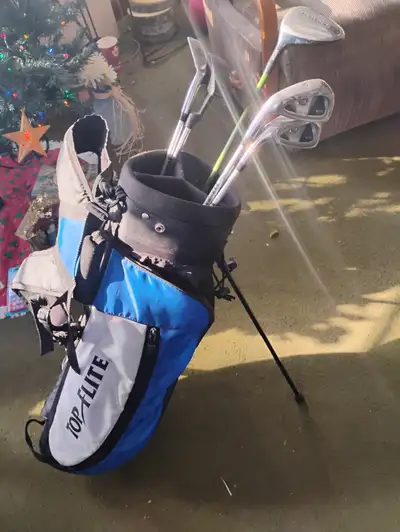 Kids 6 piece LH golf clubs & bag. Driver, 3 wood, irons 6, 8, pw & putter. Good carry bag with dual...