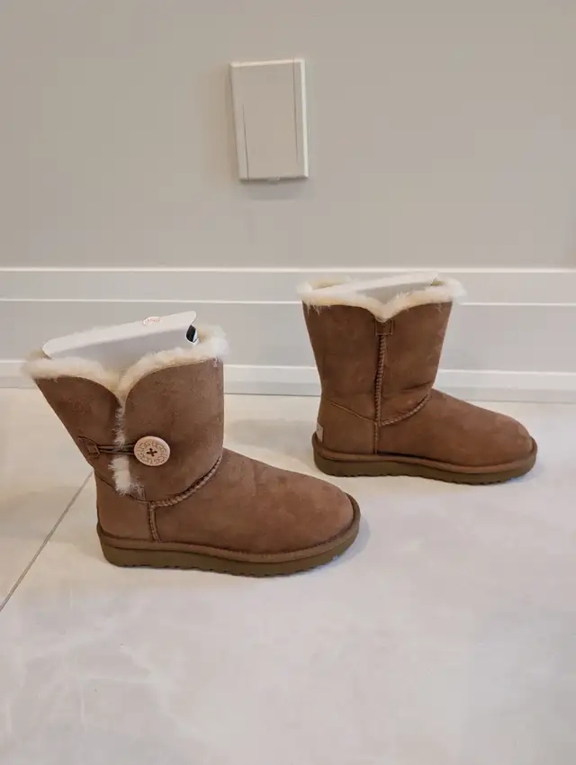 NIB UGG Australia Bailey Button II Chestnut Boots Size 6 in Women's - Shoes in Markham / York Region - Image 4