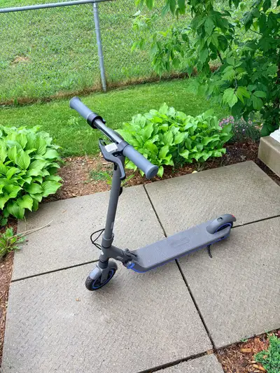 Ninebot Segway E10 Electric Scooter - NEEDS BATTERY WONT CHARGE, View more