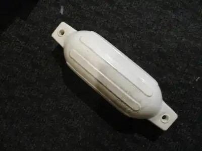 - 15 pouces par 4 pouces de diamètre - DÉFENSE POUR BATEAUX, PONTONS ET autres......... Se vend 22,0...