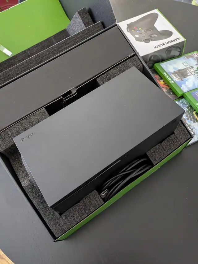 XBOX one S 1 To + 2 Manettes - Bon État - Consoles