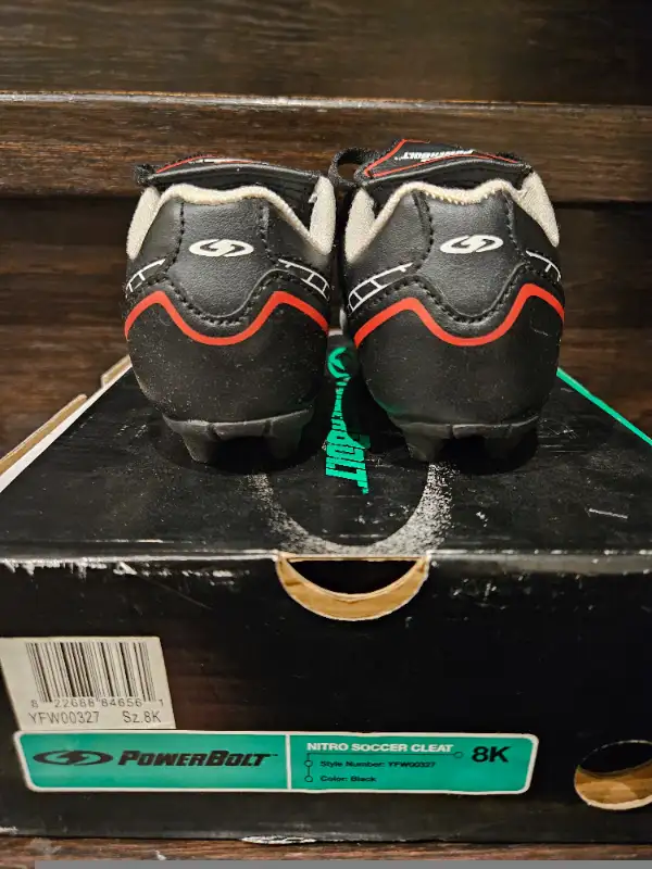 Kids Powerbolt soccer cleats / shoes size 8 in Soccer in Markham / York Region - Image 6