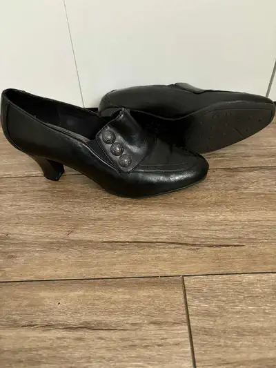Souliers noirs  dames État neuf 12. $, View more
