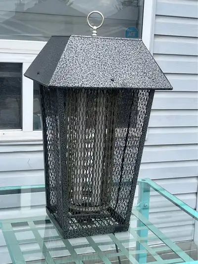 25” Outdoor Bug Zapper Lantern (Wrought Iron Design), Voir plus