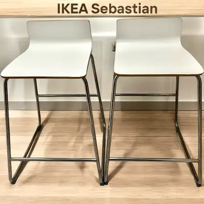2 tabourets pour 60 $ IKEA vintage modèle Sebastian discontinué Counter Height White Bar Stool Une d...