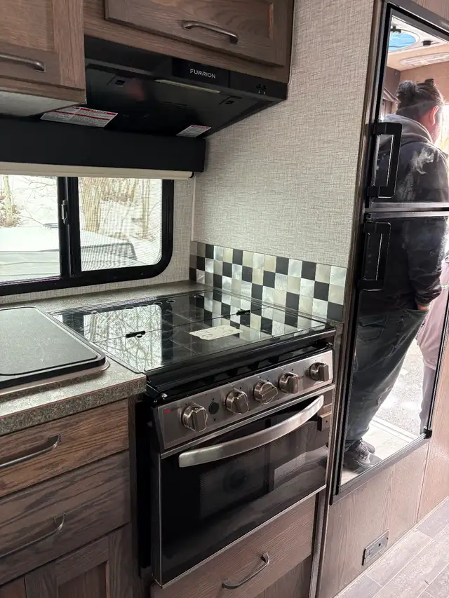 Campeur porté Northern Lite 9.6 Sportsman plus in Travel Trailers & Campers in Granby - Image 5