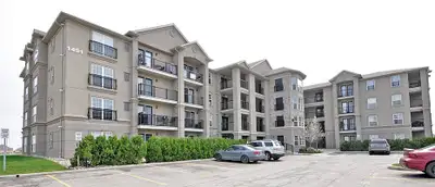 1 Bed + Den condo available in Milton near James Snow Pkwy and Maple Ave. Minutes to shopping , Go t...