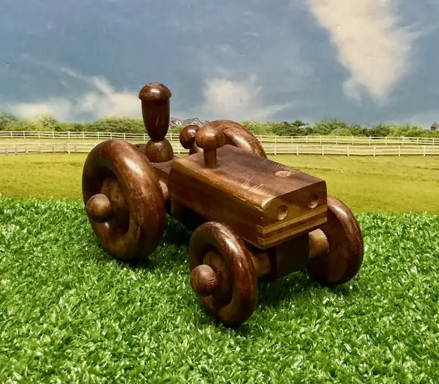 Tracteur / Ferme / Bois in Arts & Collectibles in Laval / North Shore - Image 3