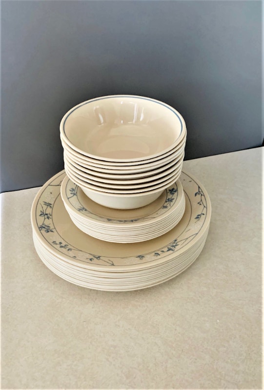 CORELLE PLATES/SAUCERS/BOWLS ASSORTEDVINTAGE USED Kitchen & Dining