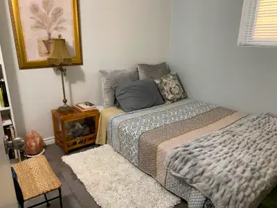 -Within walking distance of stores and bus. -Quiet area and scenic -Bright space -For one person onl...