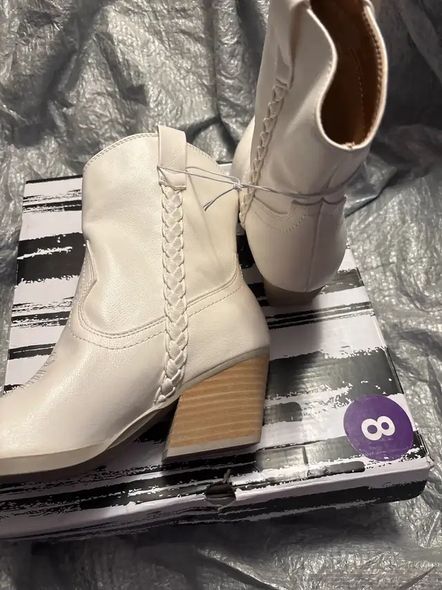 Dolce Vita Boots 8 in Women's - Shoes in Calgary - Image 3