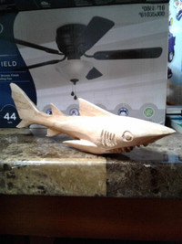 Requin sculpté en bois vernis