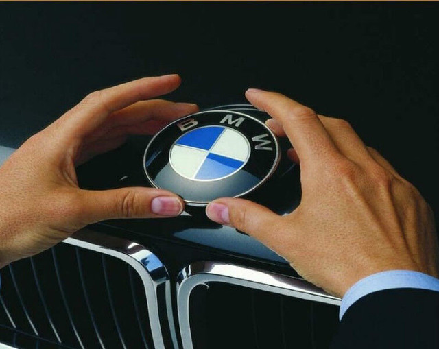 BMW Emblem 82mm Roundel Badge for Front Hood & Trunk... dans Pièces de carrosserie  à Ouest de l’Île - Image 2