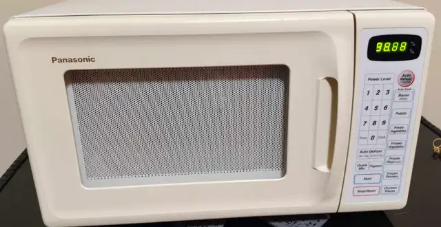 Panasonic Microwave in Microwaves & Cookers in Oakville / Halton Region - Image 2
