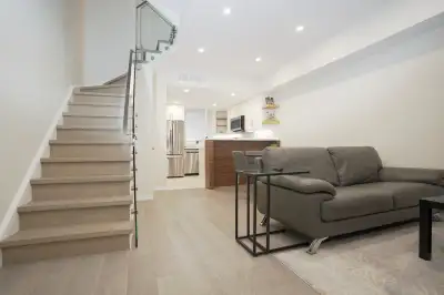 Downtown Rental: Large FURNISHED ROOM in 3 bed, 1.5b townhouse