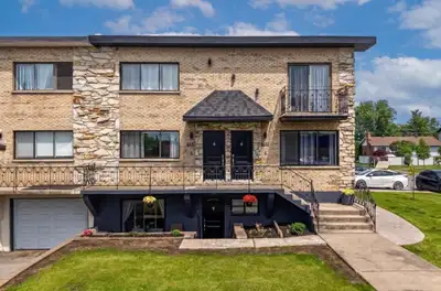 5 1/2 très bien entretenue. Vimont Laval. Cour privée, grande terrasse et cabanon double. À proximit...