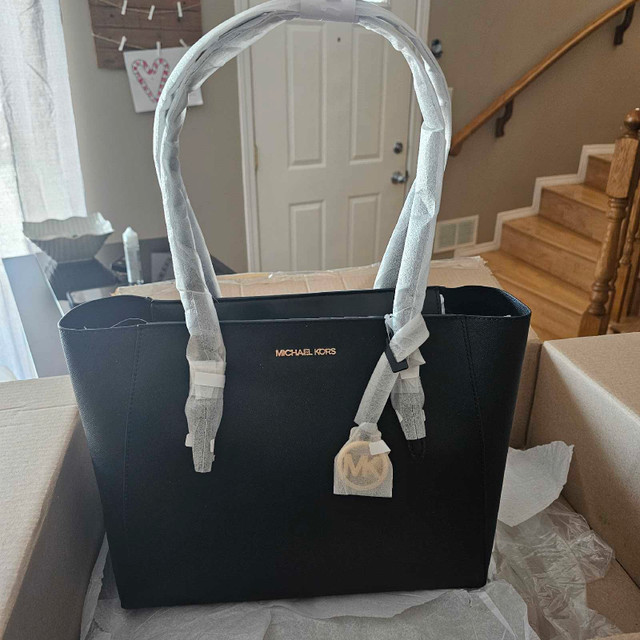 Michael Kors tote bag set in Women's - Bags & Wallets in Strathcona County - Image 2