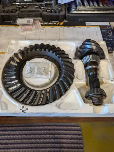FORD 9" RING AND PINION 4;56 GERA RATIO 10 BOLTS ON THE RING 28 SPLINE ON THE PINION