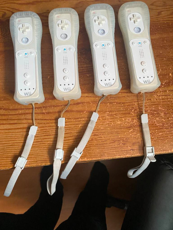 Console Wii+4 manettes originales+2 nunchuck+capteur+4 jeux dans Nintendo Wii  à Laval/Rive Nord - Image 3