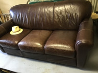 LEATHER TOP GRADE COUCH.       GENTLY USED