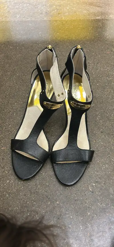 Rehaussez votre style avec ces sandales à talons Michael Kors de taille 9 en noir classique. Bien qu...