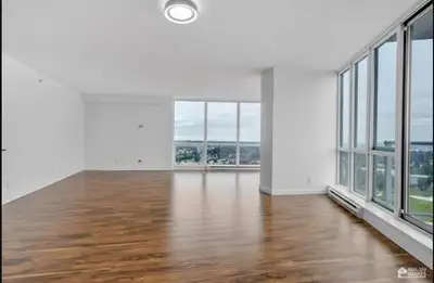2 Bed 2 Bath Sub-Penthouse Apartment for Rent in Surrey Central