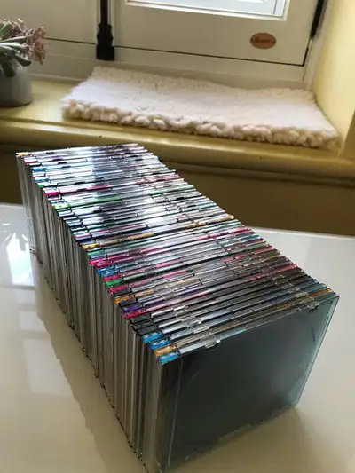 50 Boîtiers minces en plusieurs couleurs - 15$ Comparez avec Bureau en gros ou La source.