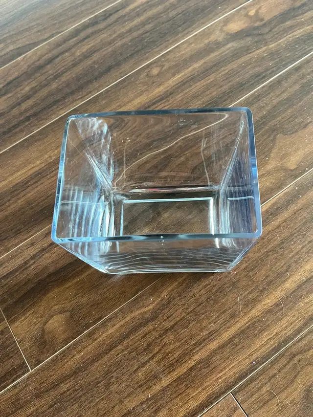 Vase - Glass in Home Décor & Accents in Edmonton - Image 3