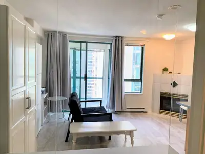 Experience the best of Downtown Vancouver with this furnished 21st-floor Yaletown condo. It’s set al...