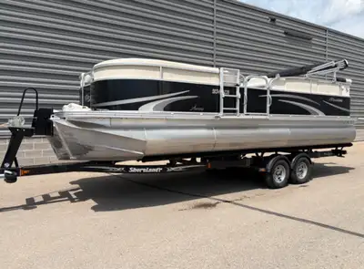 I'm selling my luxury Manitou Tritoon, which comfortably seats 14 and is equipped with 3 entrances (...