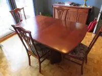 Table avec 4 chaises en bois + rallonge