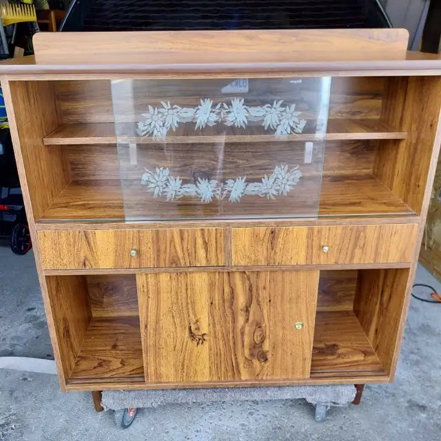 MCM Display Cabinet with Etched Glass Doors in Hutches & Display Cabinets in City of Toronto - Image 4